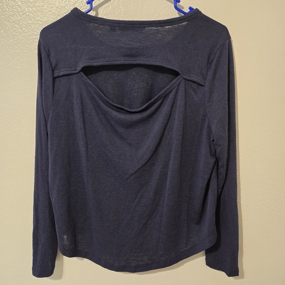 Athleta Beyond Soft Cut Out Open Back Breezy Long Sleeve Tee Size Medium - Picture 8 of 8